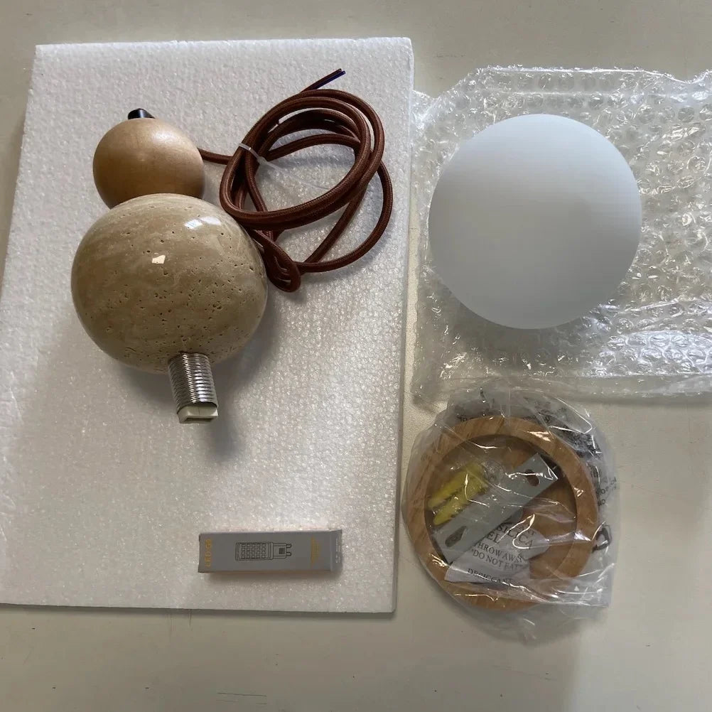 Rustikale Pendelleuchte aus Holz und Stein – Kronleuchter im mittelalterlichen Bauhaus-Stil