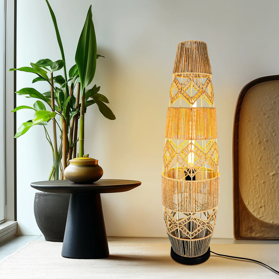 Boho-Stehlampe aus handgeflochtenem Rattan mit LED-Lichtleiste – Eckleselampe