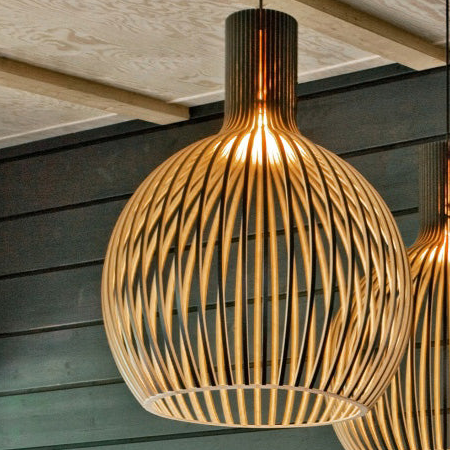 Hängelampe aus Holzkäfig im Landhausstil