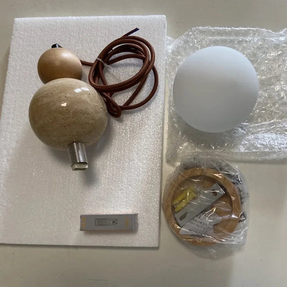 Rustikale Pendelleuchte aus Holz und Stein – Kronleuchter im mittelalterlichen Bauhaus-Stil