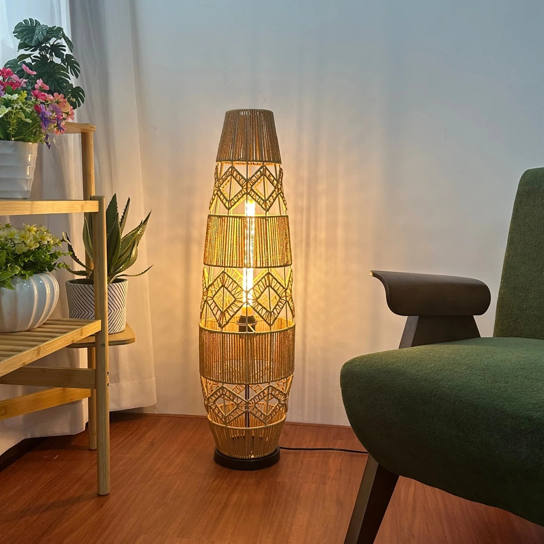 Boho-Stehlampe aus handgeflochtenem Rattan mit LED-Lichtleiste – Eckleselampe