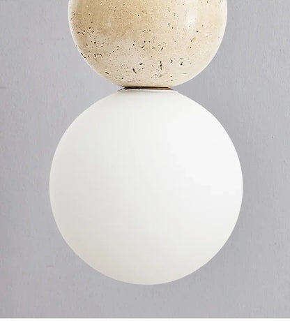 Rustikale Pendelleuchte aus Holz und Stein – Kronleuchter im mittelalterlichen Bauhaus-Stil