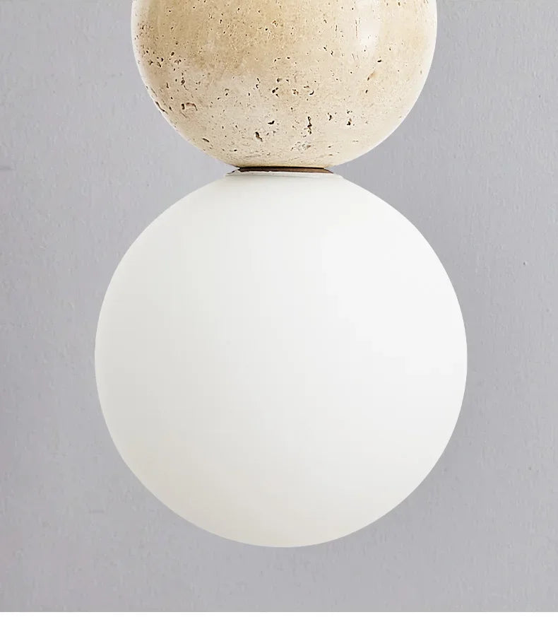 Rustikale Pendelleuchte aus Holz und Stein – Kronleuchter im mittelalterlichen Bauhaus-Stil